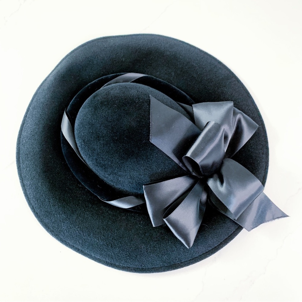 👒 1960’s Sonni San Francisco Black Wool Felt 'Tilt' Hat With Back Strap …